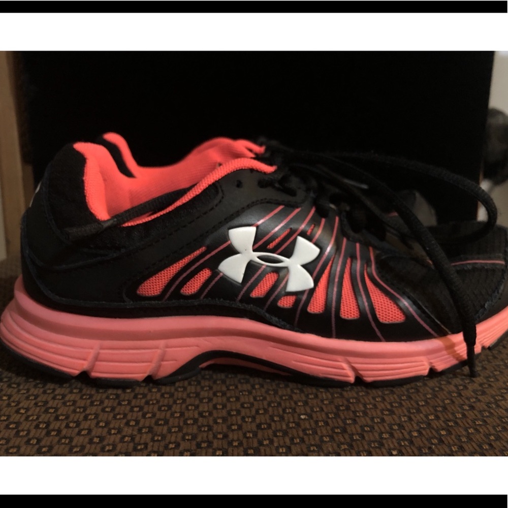 PRE-WORN WOMEN’S UNDER ARMOR BLACK/PEACH ATHLETIC SHOES SIZE 7.5